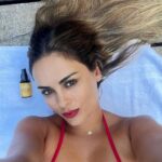 Maura Rivera Instagram – Lady in red ♥️ el color que representa la valentía, el amor, la pasión, la fuerza
Cápsulas depure tox y serum para el cabello los encuentran en @esdemau o en www.esdemau.com
La locación de estas fotos es @almamayaresort