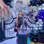 Maura Rivera Instagram - Celebración de mi Lu 💜 temática #merlina #wensdayaddams #8años Gracias a todos por los saludos de cumple a mi pequeña!! Y como siempre a @rbm_productions por tanto talento en la decoración 😍 Y @juegosinflables_martinakids por acompañarnos durante tantos años 🫶🏼