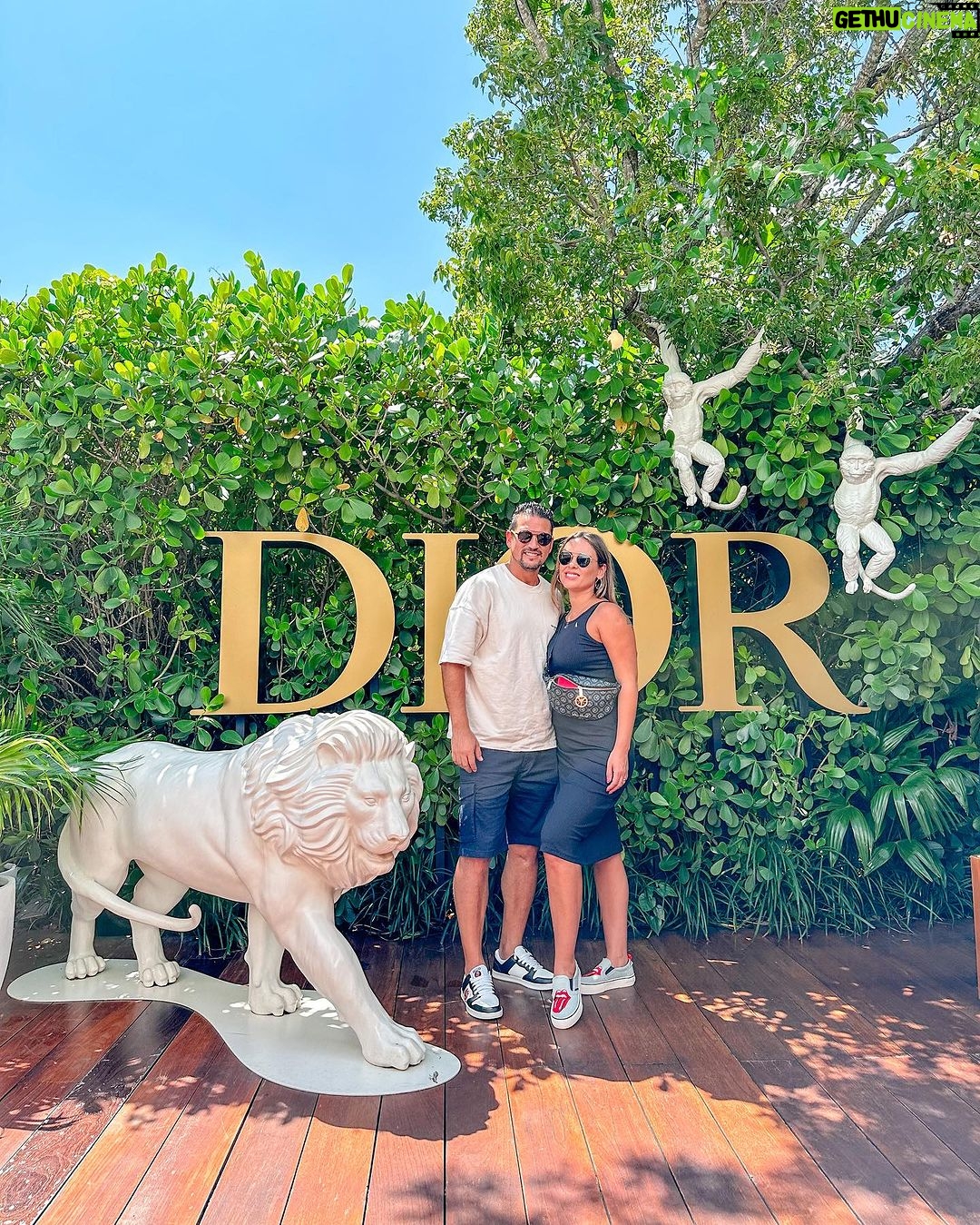 Maura Rivera Instagram - Después de una buena celebración dieciochera ,una mañana de trámites café y buena Compañia ❤️☕️🎸 #diorcafe #miami #desingdistric Desing District