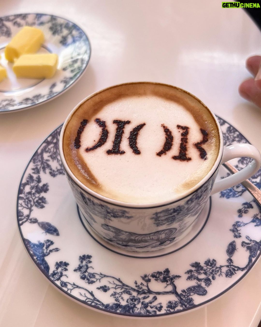 Maura Rivera Instagram - Después de una buena celebración dieciochera ,una mañana de trámites café y buena Compañia ❤️☕️🎸 #diorcafe #miami #desingdistric Desing District