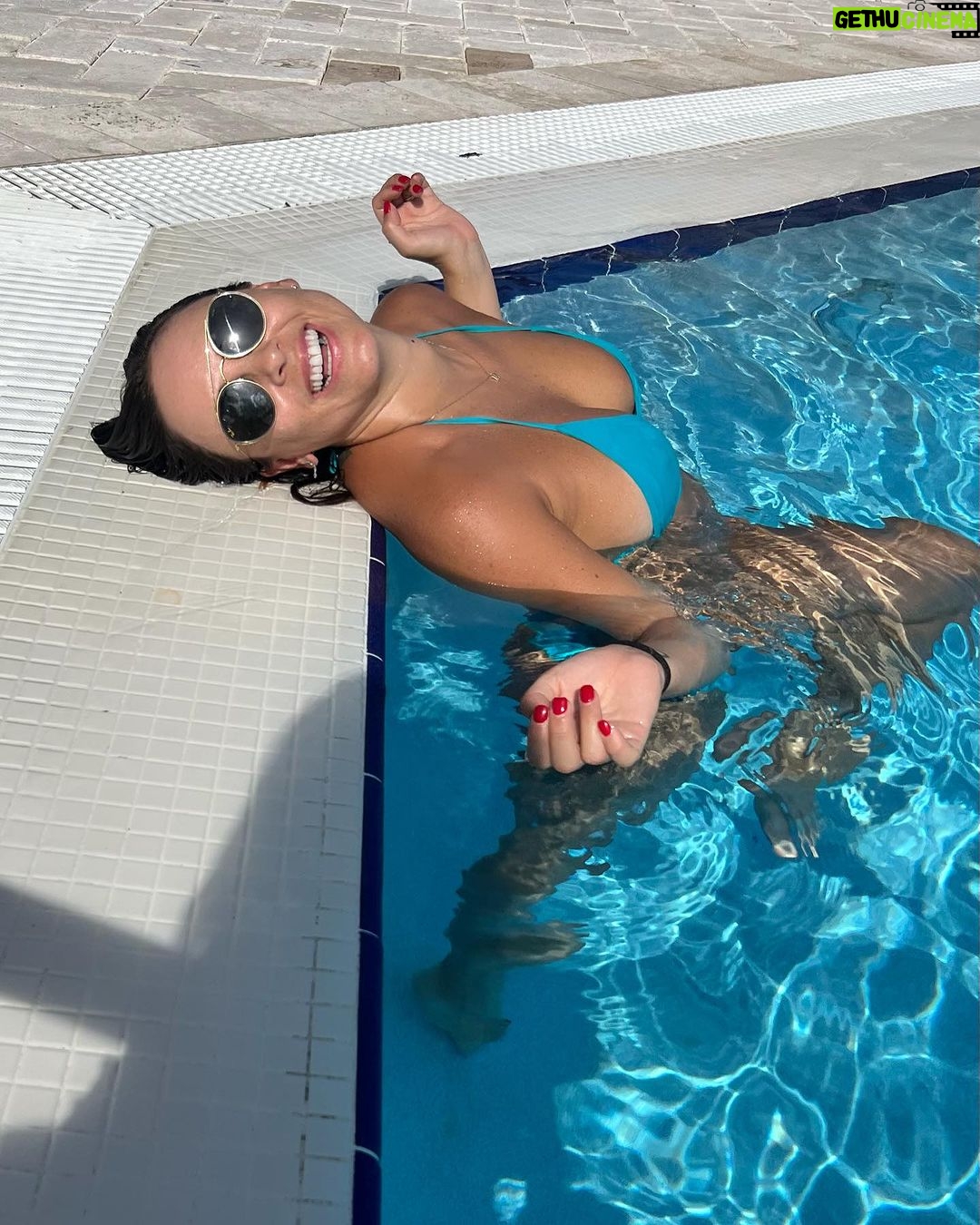 Maura Rivera Instagram - De la lluvia al sol del sol a la lluvia 🩵🩵🩵🩵🩵