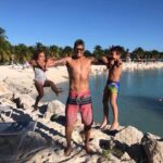 Maura Rivera Instagram - Elegir el camino de ser padres con quien ve la paternidad responsable y no ausente, afectiva y no distante, que asumen el ejercicio como suyo y no como apoyo , eso es paternidad ! Simplemente Gracias mi amor por ser el mejor del mundo ! Te amo por todo lo que eres y por todo lo que entregas día a día a nuestros hijos ❤️❤️❤️❤️ @markgonzalez11 #diadelpadre
