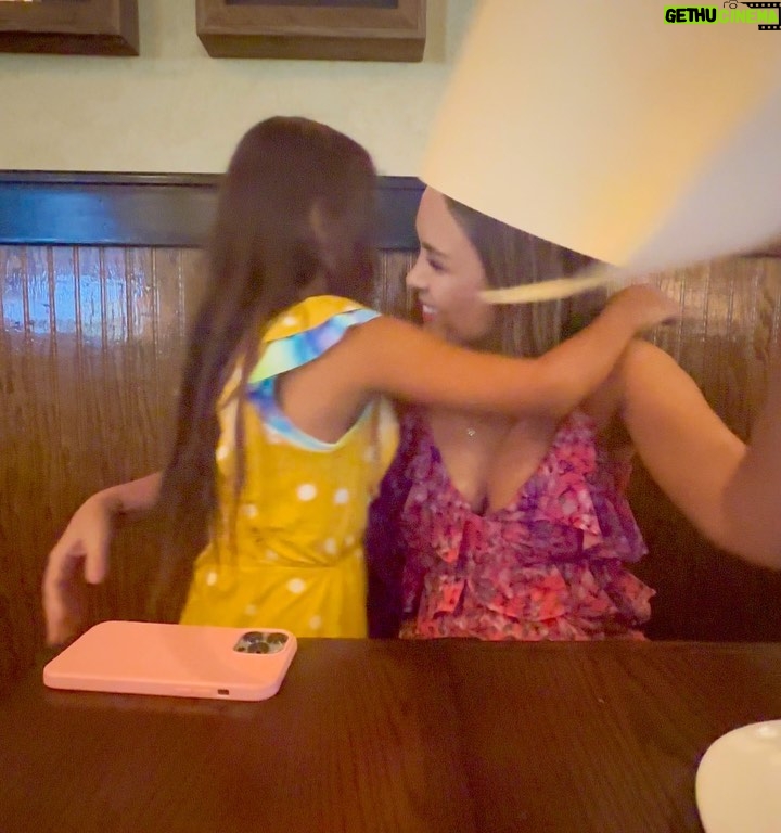 Maura Rivera Instagram - “No existen mamás perfectas solo reales, que ríen ,juegan ,crean acompañan ,construyen ,pierden la paciencia ,luchan ,se cansan y al día siguiente vuelven a intentarlo todo con más amor “ Feliz día mamás, espero que hayan disfrutado su día tanto como yo con mis pequeños hijos quienes me dieron el tan lindo título de MAMÁ ❤️🫶🏼 #happymothersday