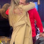 Maura Rivera Instagram - Ayer después del partido espere mucho este momento para abrazarlo y felicitarlo porque siento en él todo lo que vibra jugando acá en Liverpool. Sólo decirles que con convicción, ganas ,empuje y fé todo se puede lograr. Mark jugó hace muchos años atrás en @liverpoolfc pero hoy es tercera vez que lo convocan para jugar en #legends que es un partido a beneficio para la fundación junto a grandes jugadores ya retirados …. Las 3 veces que hemos venido Mark a marcado goles y eso me pone muy orgullosa porque la felicidad que él siente y nosotros su familia es inexplicable. Un club que respeta mucho no solo a los jugadores si no que también a sus familias. Siempre lo acompañé en el fútbol y lo seguiré haciendo en todo ámbito de la vida así como el me acompaña y me apoya a mi en mis proyectos personales. Somos familia pero también somos equipo gracias a ustedes por su cariño y palabras que nos escriben cada día !! ❤️😍 Este video me lo mandaron y refleja todo lo que somos @markgonzalez11 Anfield-Stadium