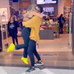 Maura Rivera Instagram - Fuimos @skecherschile del mall marina en Viña del mar mucha variedad de zapatillas, ropa y accessorios en esta semana festivalera y durante todo el año 👌🏼👟 👉🏼Recuerden que tenemos un concurso !! No dejen de participar por entradas doble al festival , previa en @houseofmarkcl y un par de zapatillas que sortearemos el miércoles 22 de febrero suerte 🍀 Viña del mar, Chile