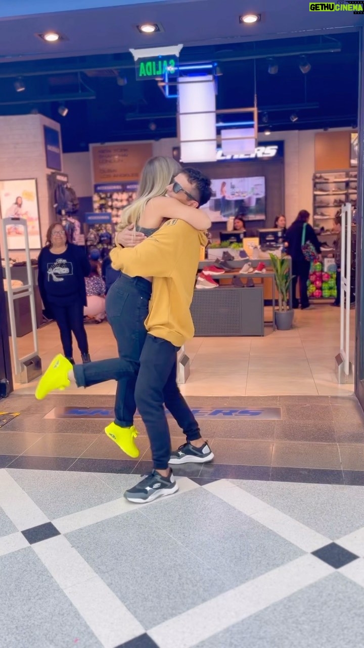 Maura Rivera Instagram - Fuimos @skecherschile del mall marina en Viña del mar mucha variedad de zapatillas, ropa y accessorios en esta semana festivalera y durante todo el año 👌🏼👟 👉🏼Recuerden que tenemos un concurso !! No dejen de participar por entradas doble al festival , previa en @houseofmarkcl y un par de zapatillas que sortearemos el miércoles 22 de febrero suerte 🍀 Viña del mar, Chile