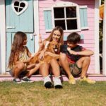 Maura Rivera Instagram - Disfrutar el verano con mis hijos es lo máximo , siempre organizamos algún panorama entretenido, y hoy en la casita ,nos reímos ,jugamos con Simba 🐕 y además disfrutamos de los tres exquisitos sabores de los helados @savorychile , los nuevos Cola de dino y Zoorpresa y el de siempre Disfrutti 😋 ☝🏼Se recomienda el consumo de un helado por Niño al día #publicidad #familia #verano #helados #simba