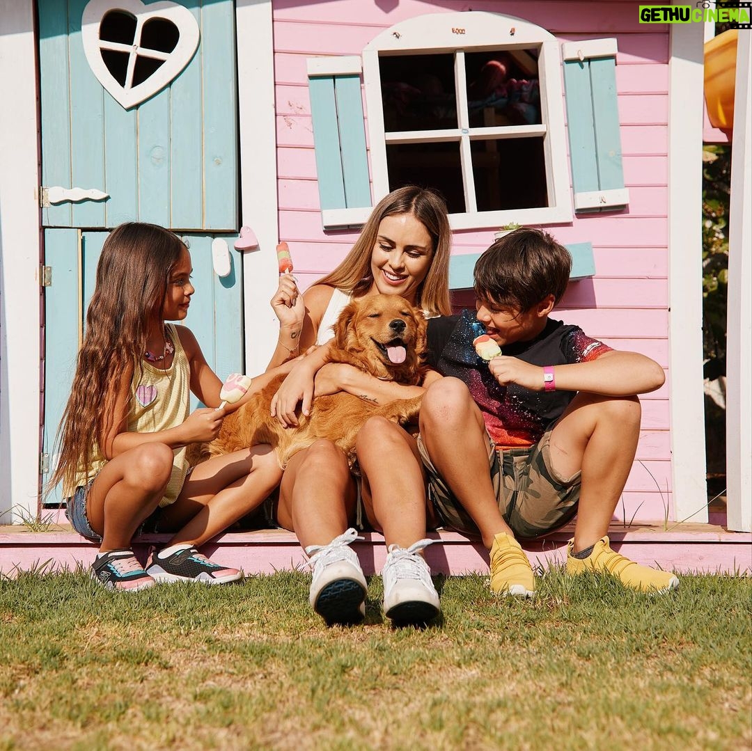 Maura Rivera Instagram - Disfrutar el verano con mis hijos es lo máximo , siempre organizamos algún panorama entretenido, y hoy en la casita ,nos reímos ,jugamos con Simba 🐕 y además disfrutamos de los tres exquisitos sabores de los helados @savorychile , los nuevos Cola de dino y Zoorpresa y el de siempre Disfrutti 😋 ☝🏼Se recomienda el consumo de un helado por Niño al día #publicidad #familia #verano #helados #simba