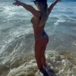 Maura Rivera Instagram - Aquí estoy sintiendo ,riendo ,disfrutando ,vibrando y agradeciendo (y con la pata mala 🤷🏼‍♀️) Que tus sueños te lleven donde tu corazón es feliz 💓 Feliz 2023 Y amo esta canción …. Fin Club Playa Blanca