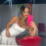 Maura Rivera Instagram - Bienvenido verano 🌞🤍 Veranistas por acá ?? 👗 @revolve x @loversfriendsla