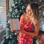 Maura Rivera Instagram - Que emoción ya tenemos nuestra #maubox lista para esta navidad 🎄🎅🏽 Además hasta el 24 de diciembre con un 20% de descuento , la encuentran en www.esdemau.com Nos ayudan a compartir ?? ❤️🫶🏼 Dato el 👗 es @revolve x @loversfriendsla 😉
