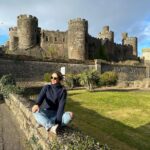 Maura Rivera Instagram - Que hermoso y mágico Gales 🏴󠁧󠁢󠁷󠁬󠁳󠁿🏴󠁧󠁢󠁷󠁬󠁳󠁿🏴󠁧󠁢󠁷󠁬󠁳󠁿 País lleno de castillos e historia 🏰🏰🏰 y me enteré que acá se grabo la película “YO ANTES DE TI” 😍 #gales #paisdegales País De Gales