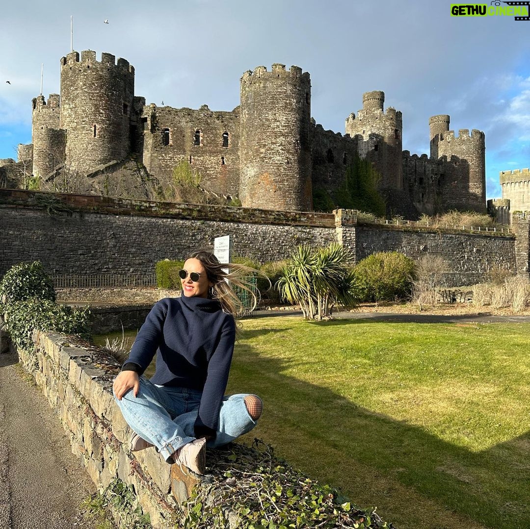 Maura Rivera Instagram - Que hermoso y mágico Gales 🏴🏴🏴 País lleno de castillos e historia 🏰🏰🏰 y me enteré que acá se grabo la película “YO ANTES DE TI” 😍 #gales #paisdegales País De Gales