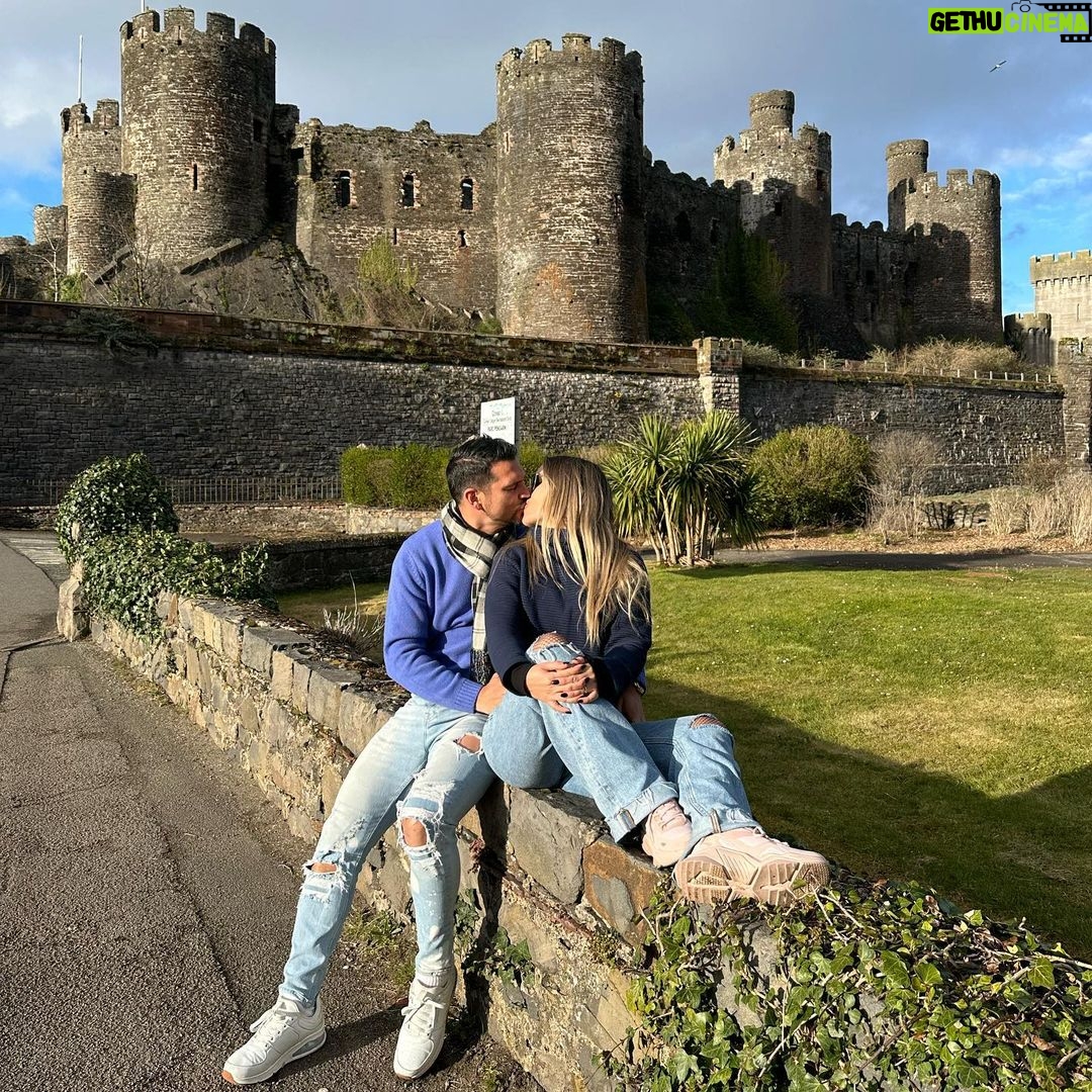 Maura Rivera Instagram - Que hermoso y mágico Gales 🏴🏴🏴 País lleno de castillos e historia 🏰🏰🏰 y me enteré que acá se grabo la película “YO ANTES DE TI” 😍 #gales #paisdegales País De Gales