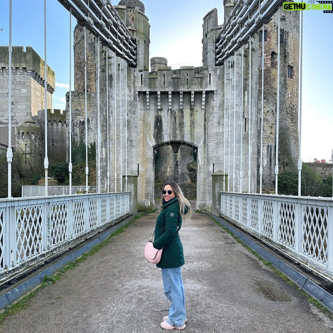 Maura Rivera Instagram - Que hermoso y mágico Gales 🏴🏴🏴 País lleno de castillos e historia 🏰🏰🏰 y me enteré que acá se grabo la película “YO ANTES DE TI” 😍 #gales #paisdegales País De Gales