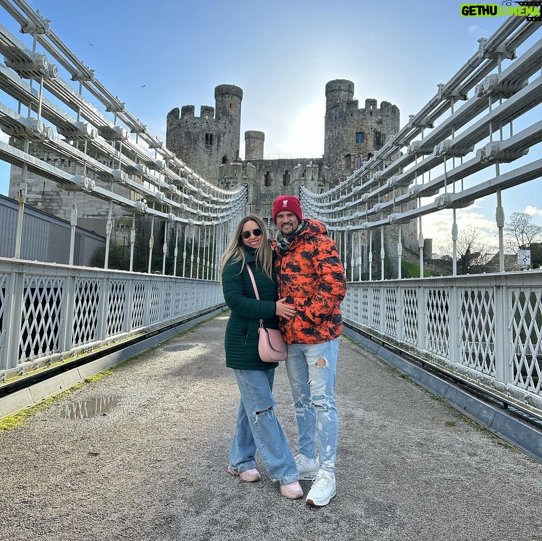 Maura Rivera Instagram - Que hermoso y mágico Gales 🏴🏴🏴 País lleno de castillos e historia 🏰🏰🏰 y me enteré que acá se grabo la película “YO ANTES DE TI” 😍 #gales #paisdegales País De Gales