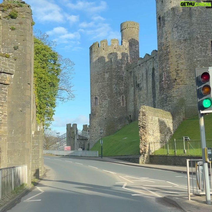 Maura Rivera Instagram - Que hermoso y mágico Gales 🏴🏴🏴 País lleno de castillos e historia 🏰🏰🏰 y me enteré que acá se grabo la película “YO ANTES DE TI” 😍 #gales #paisdegales País De Gales