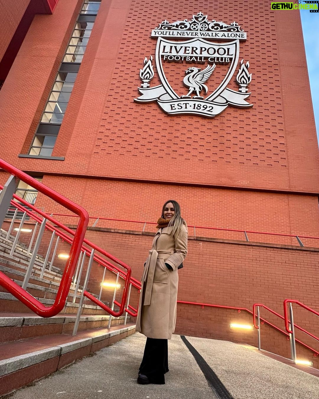 Maura Rivera Instagram - Fotos favoritas partido Legends ๐จ๐ฑ๐ฌ๐งโฝ๏ธ @liverpoolfc Anfield Stadium, Liverpool