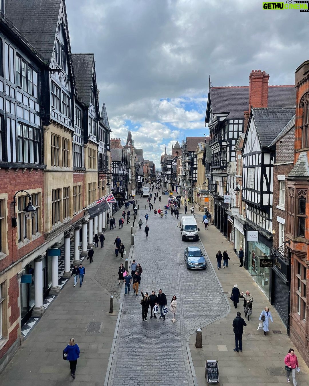 Maura Rivera Instagram - Postales de esta hermosa ciudad que tuvimos el honor de conocer #chester 🇬🇧❤️ Chester, Cheshire