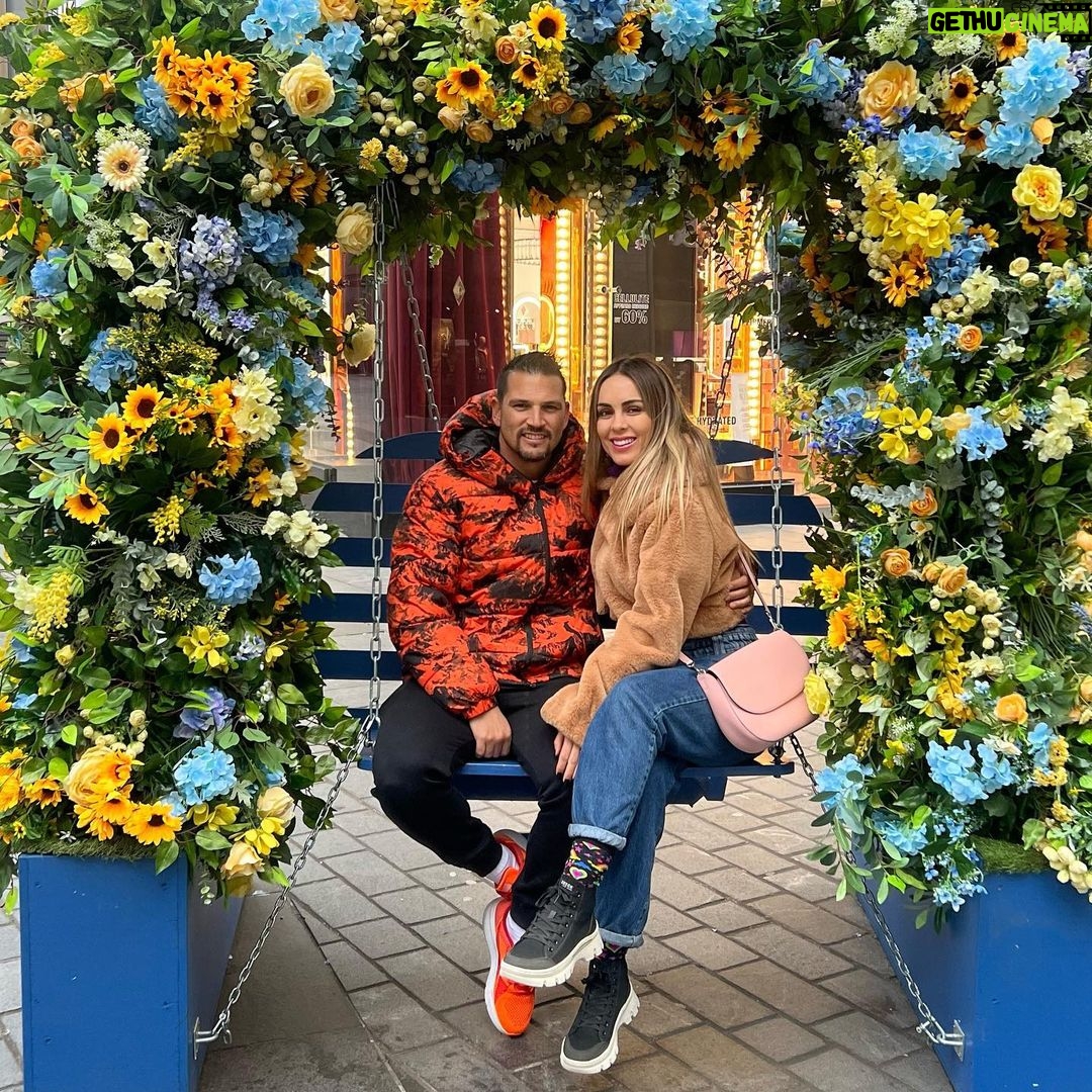 Maura Rivera Instagram - Si ..Andamos de pololis 🔥😍 #liverpool #inglaterra #muynecesario #papasfeliceshijosfelices Liverpool