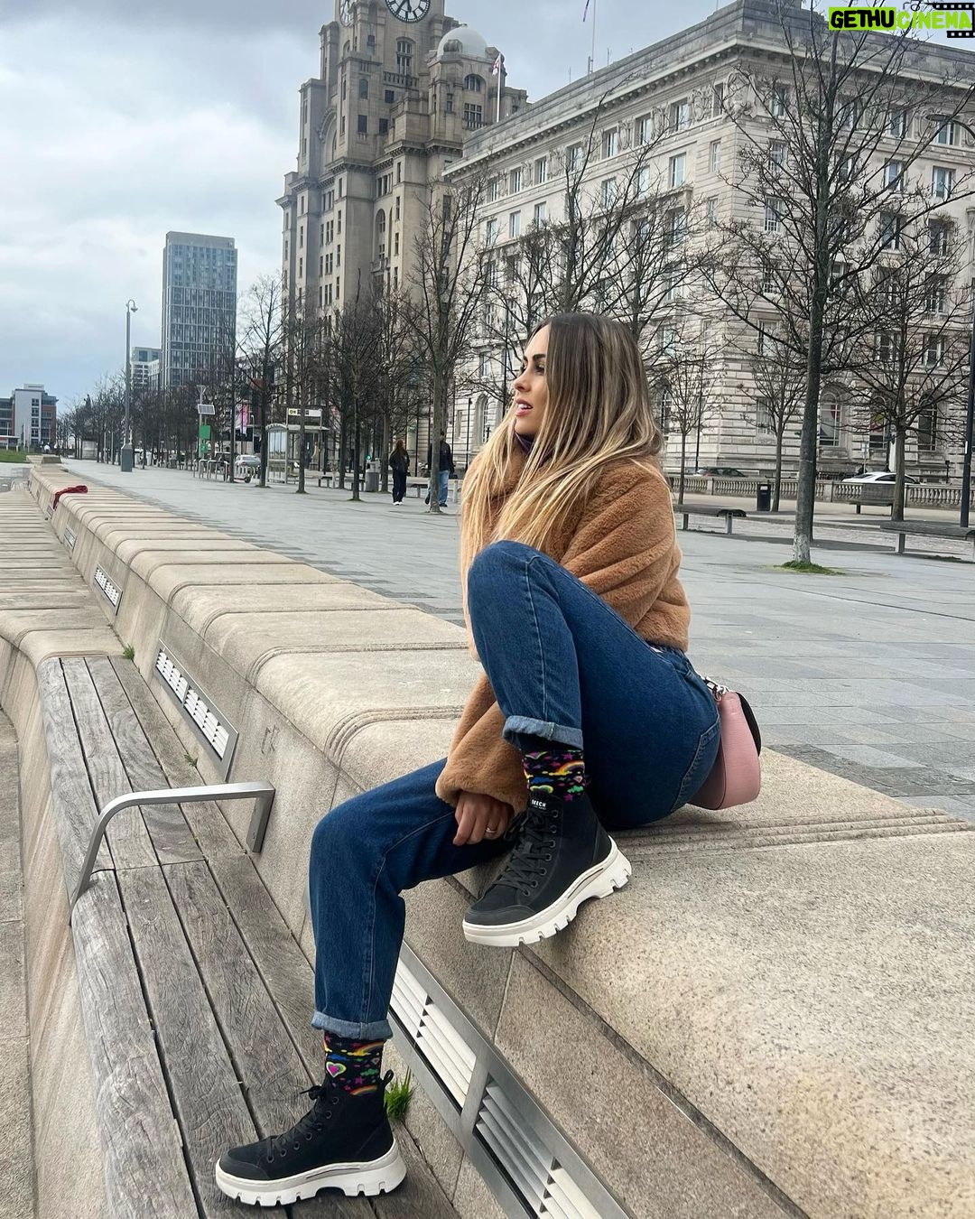 Maura Rivera Instagram - Si ..Andamos de pololis 🔥😍 #liverpool #inglaterra #muynecesario #papasfeliceshijosfelices Liverpool