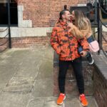 Maura Rivera Instagram - Si ..Andamos de pololis 🔥😍 #liverpool #inglaterra #muynecesario #papasfeliceshijosfelices Liverpool