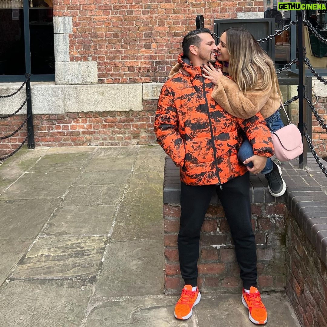 Maura Rivera Instagram - Si ..Andamos de pololis 🔥😍 #liverpool #inglaterra #muynecesario #papasfeliceshijosfelices Liverpool