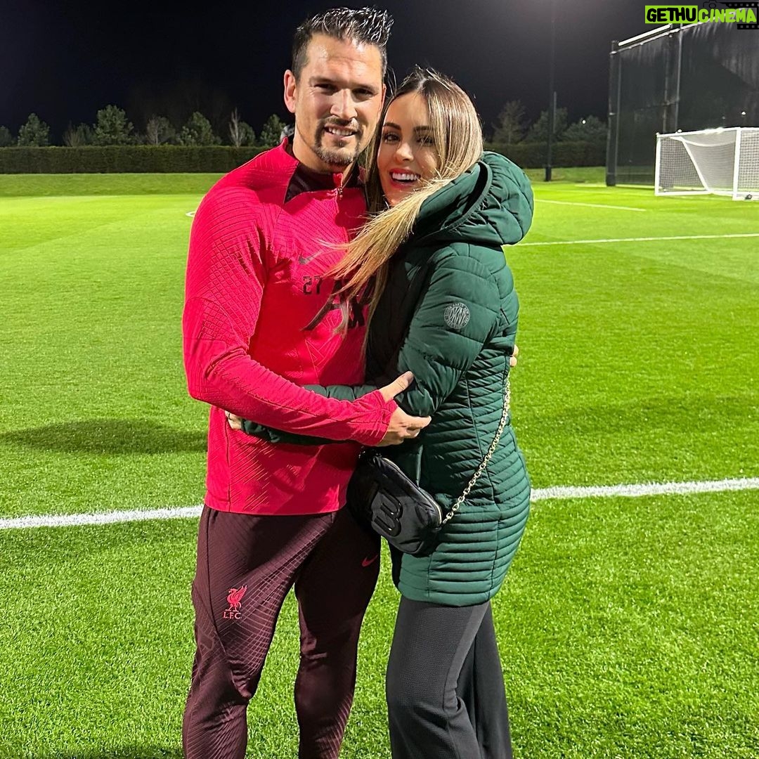 Maura Rivera Instagram - Aquí una vez más acompañando a mi amor @markgonzalez11 para #legends @liverpoolfc 🔥🔥🔥 Mañana a las 12:00 horario Chile 🇨🇱 Liverpool