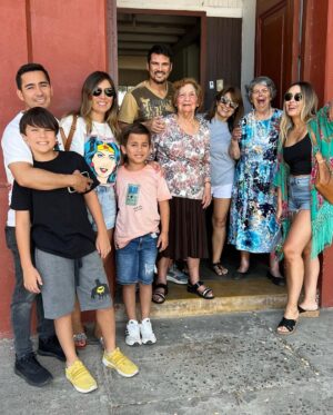 Maura Rivera Instagram - Que lindo fin de semana visitando a nuestra abuelita y tía abuela en Talca ❤️🫶🏼 privilegiadas de tenerlas junto a nosotras #familia 

“Los abuelos son la fuente de amor y enriquecimiento”