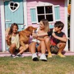 Maura Rivera Instagram - Disfrutar el verano con mis hijos es lo máximo , siempre organizamos algún panorama entretenido, y hoy en la casita ,nos reímos ,jugamos con Simba 🐕 y además disfrutamos de los tres exquisitos sabores de los helados @savorychile , los nuevos Cola de dino y Zoorpresa y el de siempre Disfrutti 😋 ☝🏼Se recomienda el consumo de un helado por Niño al día #publicidad #familia #verano #helados #simba