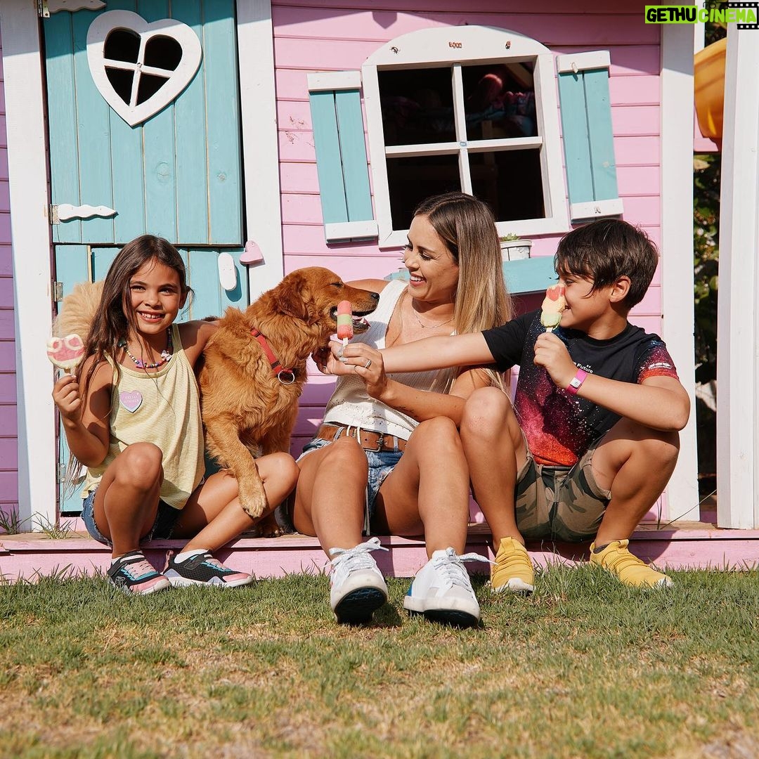 Maura Rivera Instagram - Disfrutar el verano con mis hijos es lo máximo , siempre organizamos algún panorama entretenido, y hoy en la casita ,nos reímos ,jugamos con Simba 🐕 y además disfrutamos de los tres exquisitos sabores de los helados @savorychile , los nuevos Cola de dino y Zoorpresa y el de siempre Disfrutti 😋 ☝🏼Se recomienda el consumo de un helado por Niño al día #publicidad #familia #verano #helados #simba