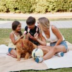 Maura Rivera Instagram - Disfrutar el verano con mis hijos es lo máximo , siempre organizamos algún panorama entretenido, y hoy en la casita ,nos reímos ,jugamos con Simba 🐕 y además disfrutamos de los tres exquisitos sabores de los helados @savorychile , los nuevos Cola de dino y Zoorpresa y el de siempre Disfrutti 😋 ☝🏼Se recomienda el consumo de un helado por Niño al día #publicidad #familia #verano #helados #simba