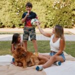 Maura Rivera Instagram - Disfrutar el verano con mis hijos es lo máximo , siempre organizamos algún panorama entretenido, y hoy en la casita ,nos reímos ,jugamos con Simba 🐕 y además disfrutamos de los tres exquisitos sabores de los helados @savorychile , los nuevos Cola de dino y Zoorpresa y el de siempre Disfrutti 😋 ☝🏼Se recomienda el consumo de un helado por Niño al día #publicidad #familia #verano #helados #simba