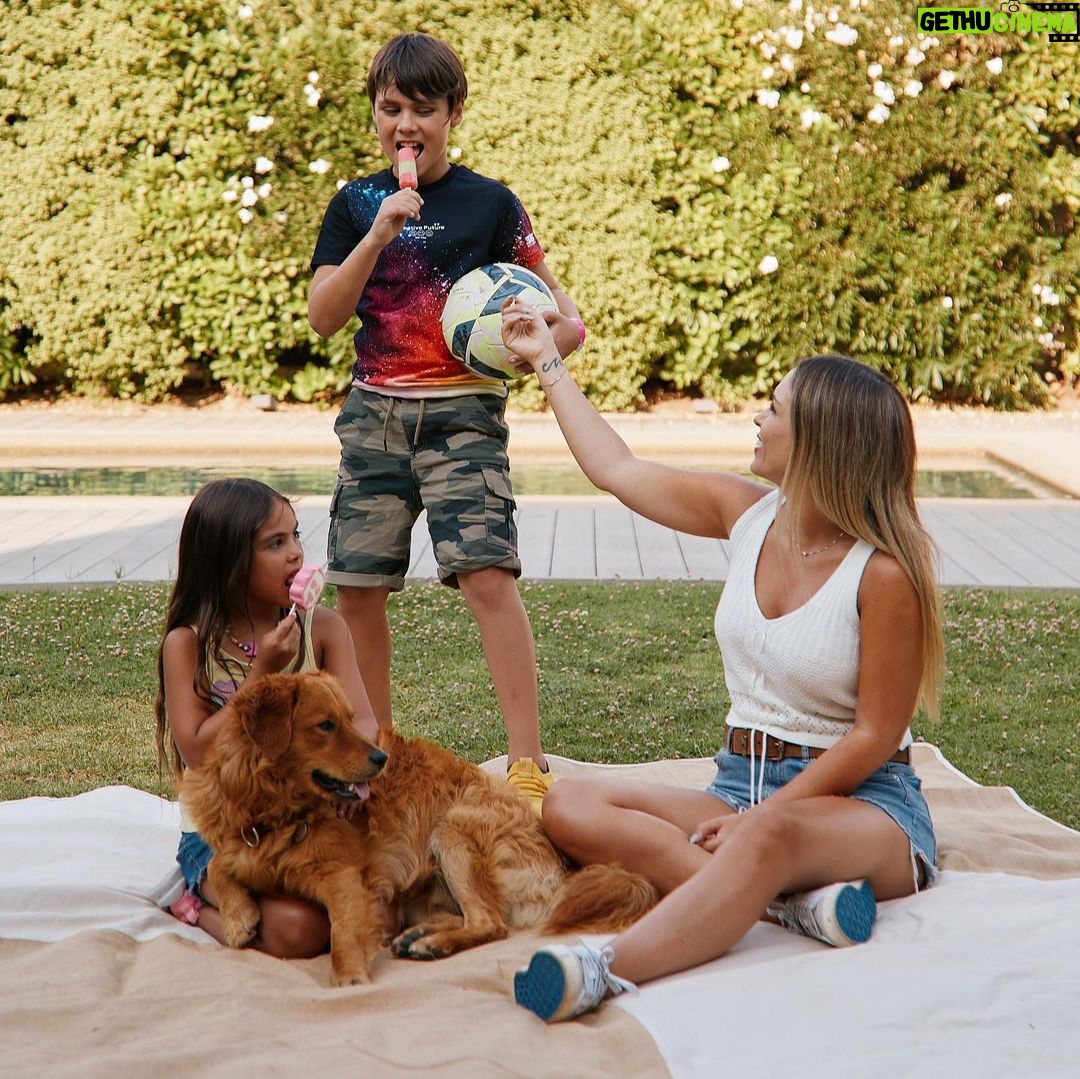 Maura Rivera Instagram - Disfrutar el verano con mis hijos es lo máximo , siempre organizamos algún panorama entretenido, y hoy en la casita ,nos reímos ,jugamos con Simba 🐕 y además disfrutamos de los tres exquisitos sabores de los helados @savorychile , los nuevos Cola de dino y Zoorpresa y el de siempre Disfrutti 😋 ☝🏼Se recomienda el consumo de un helado por Niño al día #publicidad #familia #verano #helados #simba