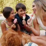 Maura Rivera Instagram - Disfrutar el verano con mis hijos es lo máximo , siempre organizamos algún panorama entretenido, y hoy en la casita ,nos reímos ,jugamos con Simba 🐕 y además disfrutamos de los tres exquisitos sabores de los helados @savorychile , los nuevos Cola de dino y Zoorpresa y el de siempre Disfrutti 😋 ☝🏼Se recomienda el consumo de un helado por Niño al día #publicidad #familia #verano #helados #simba