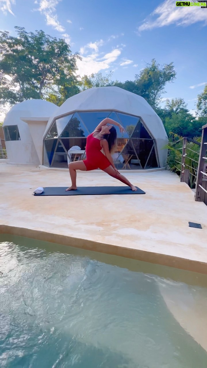 Maura Rivera Instagram - Hace 6 meses practico yoga 🧘🏼♀️ aún me falta muchísimo por aprender. Le encontré el sentido, cosa que antes no me pasaba , realmente me encanta me hace bien no solo corporalmente si no que internamente ❤️ el baile me dio herramientas para que se me facilite un poco más el tema porque fácil no es 🥴 Ustedes practican yoga ?? Los leo 👀 Esta linda locación es en @almamayaresort #yoga #yogalife #yogapractice #yogainspiration