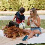Maura Rivera Instagram - Disfrutar el verano con mis hijos es lo máximo , siempre organizamos algún panorama entretenido, y hoy en la casita ,nos reímos ,jugamos con Simba 🐕 y además disfrutamos de los tres exquisitos sabores de los helados @savorychile , los nuevos Cola de dino y Zoorpresa y el de siempre Disfrutti 😋 ☝🏼Se recomienda el consumo de un helado por Niño al día #publicidad #familia #verano #helados #simba