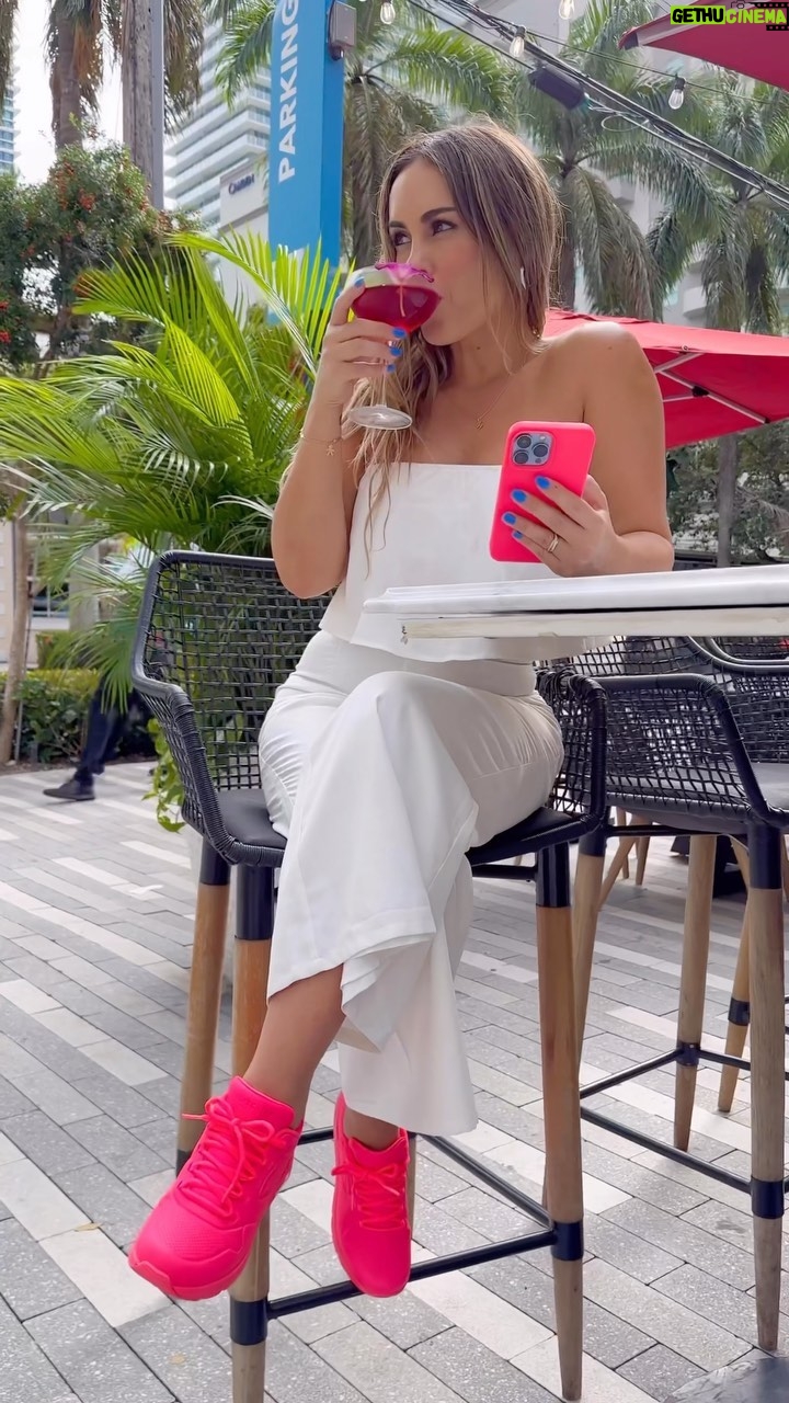 Maura Rivera Instagram - Les estaré mostrando lugares turísticos que no se pueden perder si viajan a Miami @skyairline 💜💚 Partimos con Brickell #brickell #miami #brickellmiami #skyairline #publicidad Brickell, Miami, Florida