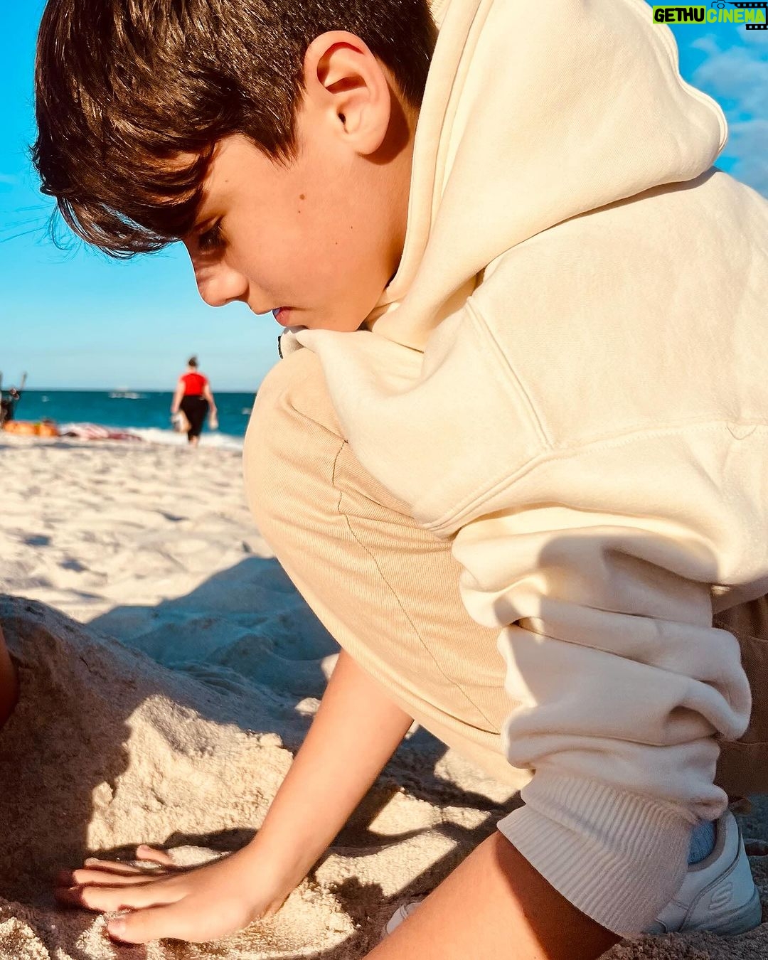 Maura Rivera Instagram - Finde 🩷😍 1- con mi amor en la playa ❤️ 2-mi vidita hermoso 3-mi hija me grabó 4-en el muelle con maridin 5-foto en la caseta de salvavidas de south beach 🏖️ 6-amigas en el bote 🛥️ 7-probando los patines 🛼 8-en la pista de patinaje 9-con la Cata mi amiga de años 10-cagados de frío 🥶🤣 Miami, Florida