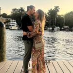 Maura Rivera Instagram - Finde 🩷😍 1- con mi amor en la playa ❤️ 2-mi vidita hermoso 3-mi hija me grabó 4-en el muelle con maridin 5-foto en la caseta de salvavidas de south beach 🏖️ 6-amigas en el bote 🛥️ 7-probando los patines 🛼 8-en la pista de patinaje 9-con la Cata mi amiga de años 10-cagados de frío 🥶🤣 Miami, Florida