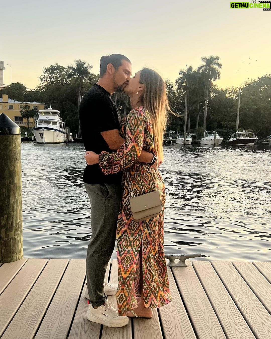 Maura Rivera Instagram - Finde 🩷😍 1- con mi amor en la playa ❤️ 2-mi vidita hermoso 3-mi hija me grabó 4-en el muelle con maridin 5-foto en la caseta de salvavidas de south beach 🏖️ 6-amigas en el bote 🛥️ 7-probando los patines 🛼 8-en la pista de patinaje 9-con la Cata mi amiga de años 10-cagados de frío 🥶🤣 Miami, Florida