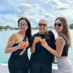 Maura Rivera Instagram - Finde 🩷😍 1- con mi amor en la playa ❤️ 2-mi vidita hermoso 3-mi hija me grabó 4-en el muelle con maridin 5-foto en la caseta de salvavidas de south beach 🏖️ 6-amigas en el bote 🛥️ 7-probando los patines 🛼 8-en la pista de patinaje 9-con la Cata mi amiga de años 10-cagados de frío 🥶🤣 Miami, Florida