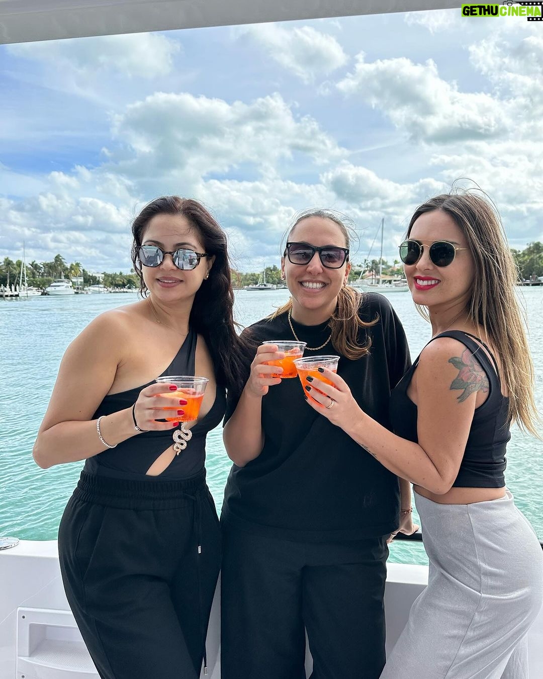 Maura Rivera Instagram - Finde 🩷😍 1- con mi amor en la playa ❤️ 2-mi vidita hermoso 3-mi hija me grabó 4-en el muelle con maridin 5-foto en la caseta de salvavidas de south beach 🏖️ 6-amigas en el bote 🛥️ 7-probando los patines 🛼 8-en la pista de patinaje 9-con la Cata mi amiga de años 10-cagados de frío 🥶🤣 Miami, Florida