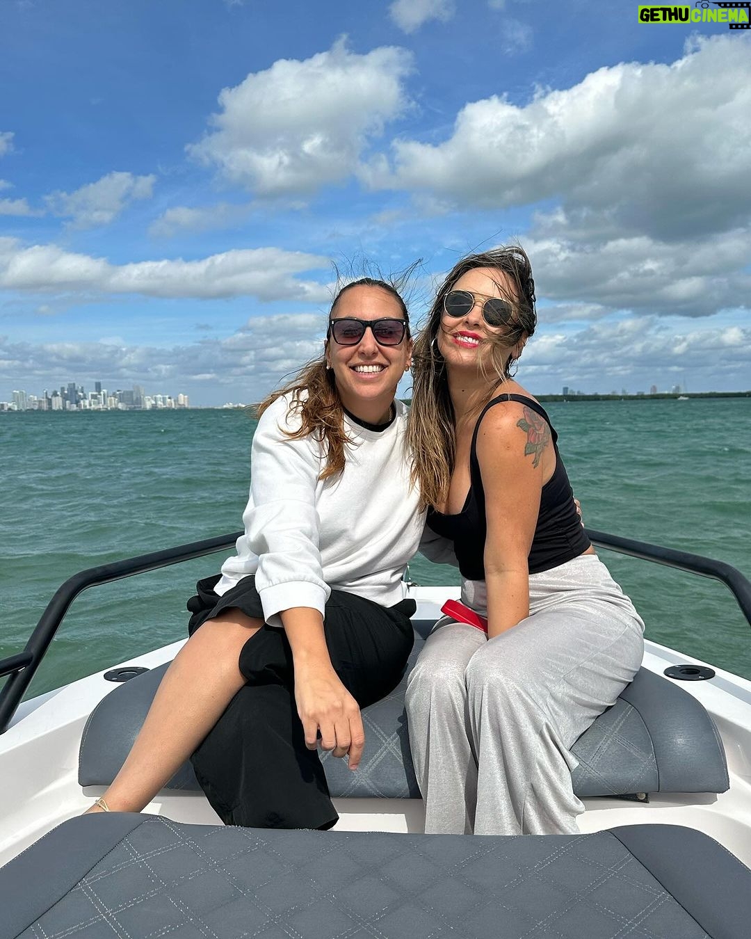 Maura Rivera Instagram - Finde 🩷😍 1- con mi amor en la playa ❤️ 2-mi vidita hermoso 3-mi hija me grabó 4-en el muelle con maridin 5-foto en la caseta de salvavidas de south beach 🏖️ 6-amigas en el bote 🛥️ 7-probando los patines 🛼 8-en la pista de patinaje 9-con la Cata mi amiga de años 10-cagados de frío 🥶🤣 Miami, Florida