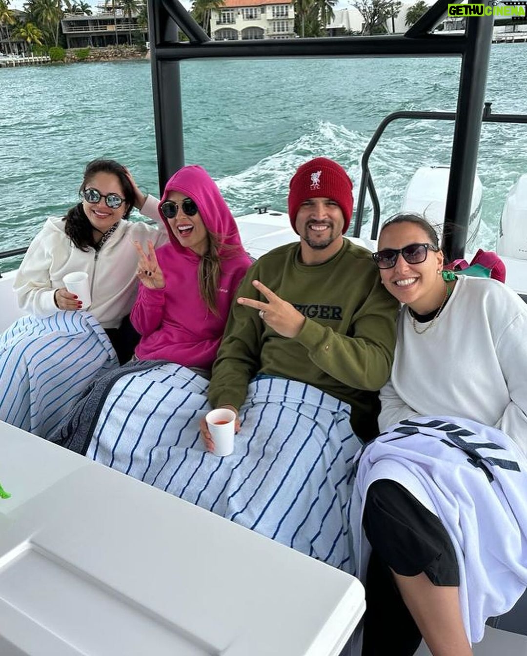 Maura Rivera Instagram - Finde 🩷😍 1- con mi amor en la playa ❤️ 2-mi vidita hermoso 3-mi hija me grabó 4-en el muelle con maridin 5-foto en la caseta de salvavidas de south beach 🏖️ 6-amigas en el bote 🛥️ 7-probando los patines 🛼 8-en la pista de patinaje 9-con la Cata mi amiga de años 10-cagados de frío 🥶🤣 Miami, Florida
