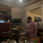 Mauricio Montaner Instagram – Un poco de estos días… 
1. Foto que me tomó Stef
2. 🌸
3. R grabando 🎸 con Malay
4. Fotos que le mando a mi esposita
5. Api 
6. Una hermana de mi 🛻
7. Cafecito
8. Boda con Sara, Micah y Bethany viéndonos bellos 
9. La Pelúa