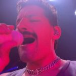 Mauricio Montaner Instagram - Encontré este videíto de nuestra prueba de sonido en Málaga de hace un par de meses y me hizo extrañar España full. Amo saber que el año que viene hay gira y que estaremos por allá de nuevo y por todo el 🌎.
