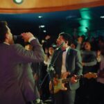 Mauricio Montaner Instagram - Más de dos décadas de ganas acumuladas 🇻🇪🗝️ Una Noche Cualquiera en el Lobby Bar de Hotel Caracas, EN Caracas!! La primera vez cantando en casa tenía que ser así.. de regalo y tal y como nos soñamos el concepto desde el principio. En el lugar donde lo soñamos. Si estuviste ahí se respiraba distinto!! A dónde ahora??? 🗝️🗝️🗝️👌👌👌