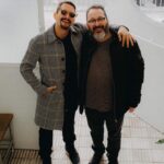 Mauricio Montaner Instagram - Con quién tengo esas conversaciones que teníamos ahora? Quien me va a llevar a los otros restaurantes que no fuimos porque siempre terminábamos repitiendo los que nos gustaban? Y ahora donde me encuentro a otra persona que me entienda y me deje desahogarme cómo lo hacía cuando nos escapábamos a comer? Se que yo era una de tus personas preferidas en el mundo… lo digo con orgullo… y lo sé porque tú eras de las mías… y entre preferidos nos entendíamos. Me faltó vivir tanto contigo y no puedo creer que te fuiste. Me faltó mostrarte el disco nuevo cómo lo hice con rifresh y que me dijeras cuál era tu preferida. Obvio seguro ninguna superaba la que más te gustaba que era Dolería… Gracias por todo lo que sembraste en mi vida… por todo lo que me enseñaste, por pagar cada cuenta en los restaurantes, por sentir que cada show que hacíamos en la Argentina era cómo si fuera tuyo… (que lo eran) gracias por hacerme reír tanto y por explicarme los chistes cuando no los entendía porque claramente mi inteligencia no llegaba a tus niveles. Acá estoy en el mismo sofá donde te llame la última vez… si hubiese sabido que era la última no te hubiese colgado nunca. Te amo… -Tu preferido.