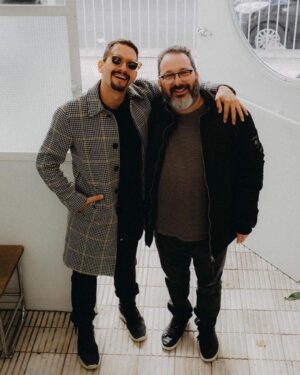 Mauricio Montaner Instagram - Con quién tengo esas conversaciones que teníamos ahora? Quien me va a llevar a los otros restaurantes que no fuimos porque siempre terminábamos repitiendo los que nos gustaban? Y ahora donde me encuentro a otra persona que me entienda y me deje desahogarme cómo lo hacía cuando nos escapábamos a comer? Se que yo era una de tus personas preferidas en el mundo… lo digo con orgullo… y lo sé porque tú eras de las mías… y entre preferidos nos entendíamos. Me faltó vivir tanto contigo y no puedo creer que te fuiste. Me faltó mostrarte el disco nuevo cómo lo hice con rifresh y que me dijeras cuál era tu preferida. Obvio seguro ninguna superaba la que más te gustaba que era Dolería… Gracias por todo lo que sembraste en mi vida… por todo lo que me enseñaste, por pagar cada cuenta en los restaurantes, por sentir que cada show que hacíamos en la Argentina era cómo si fuera tuyo… (que lo eran) gracias por hacerme reír tanto y por explicarme los chistes cuando no los entendía porque claramente mi inteligencia no llegaba a tus niveles. Acá estoy en el mismo sofá donde te llame la última vez… si hubiese sabido que era la última no te hubiese colgado nunca. Te amo… -Tu preferido.